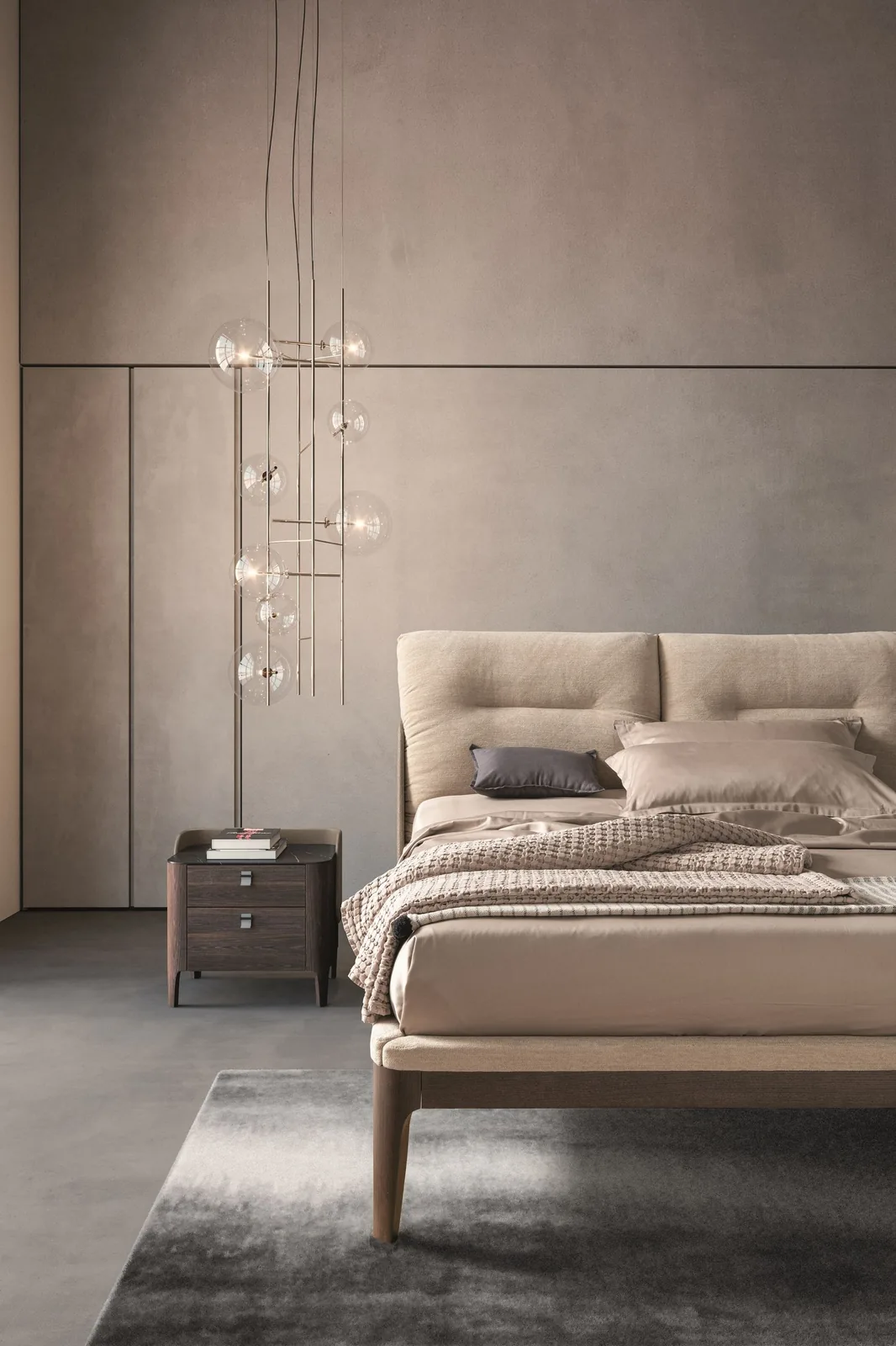 Кровать Carrara с изголовьем из подушек на ножках на заказ, фото 5