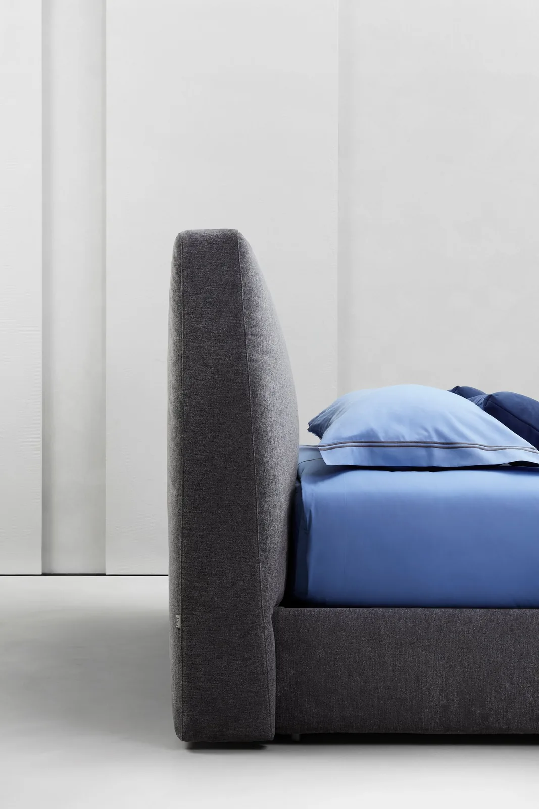 Кровать Cittaducale с прямым изголовьем на цоколе на заказ, фото 3