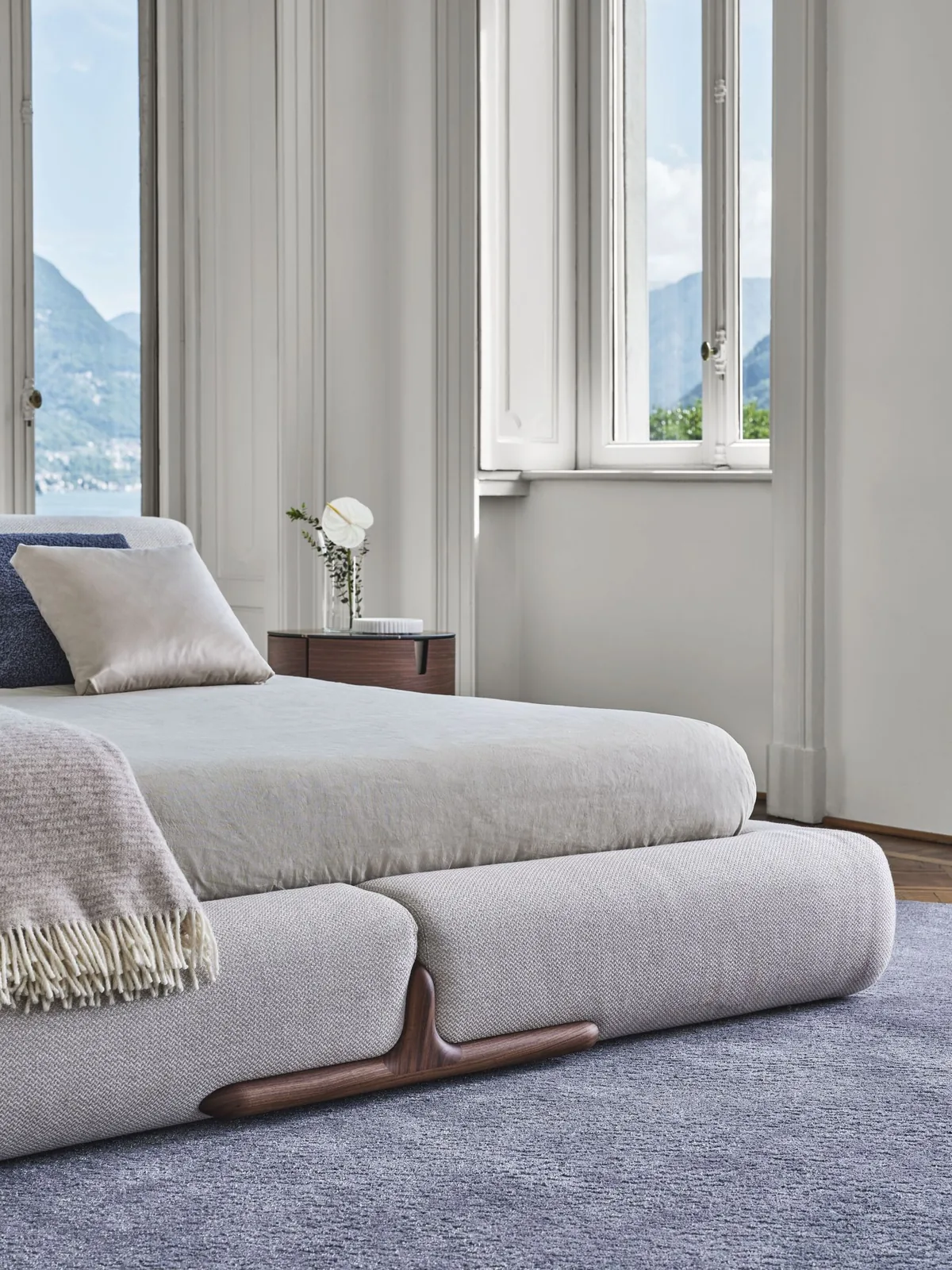 Кровать Dorgali с изголовьем из подушек на цоколе на заказ, фото 6