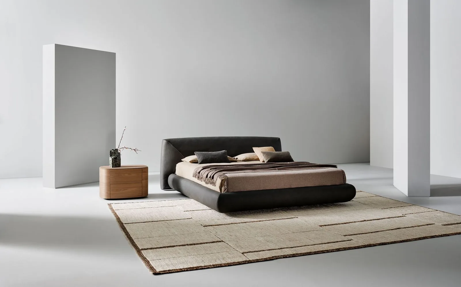 Кровать Forte с прямым изголовьем на цоколе на заказ