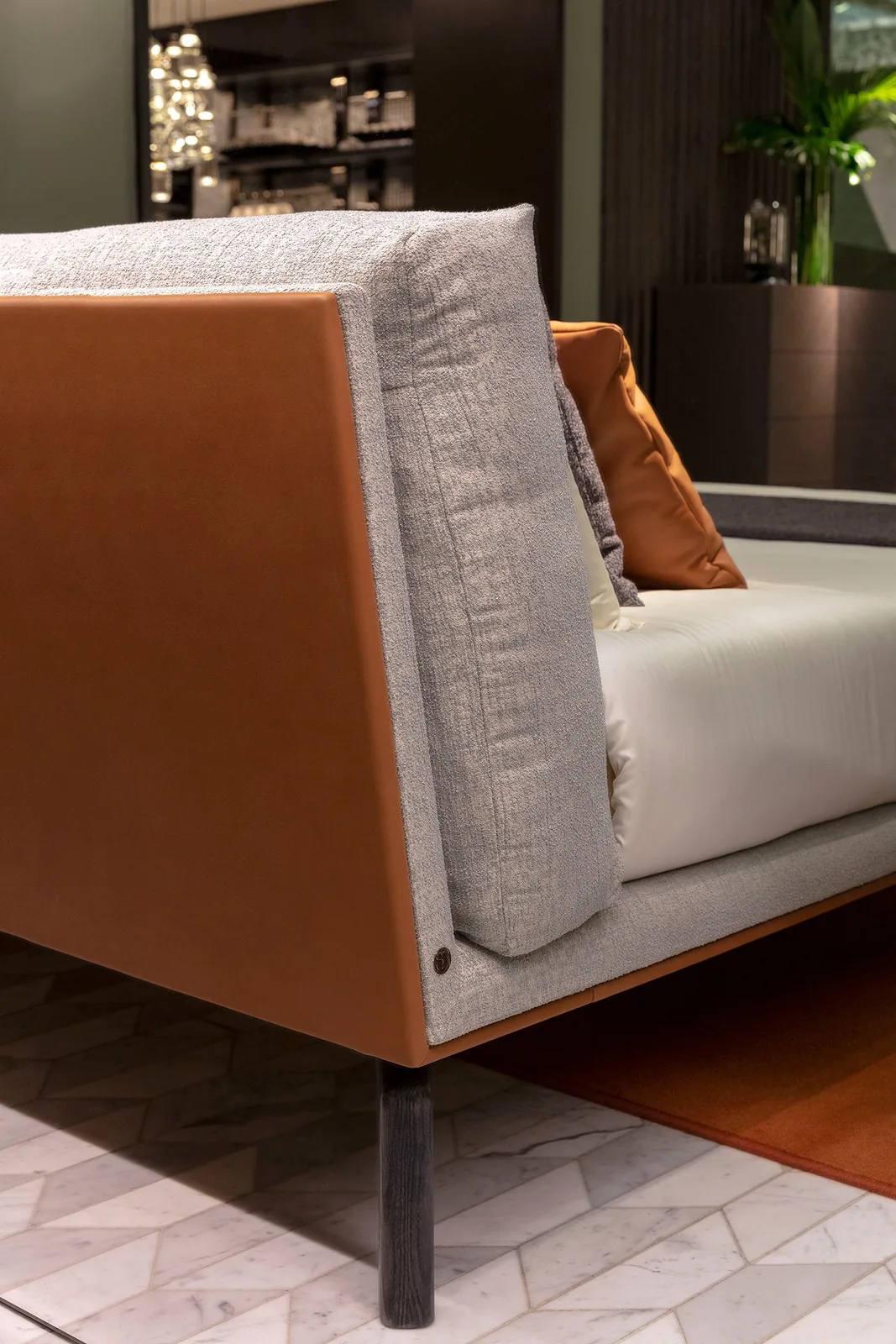 Кровать Miele с изголовьем из подушек на ножках на заказ, фото 3