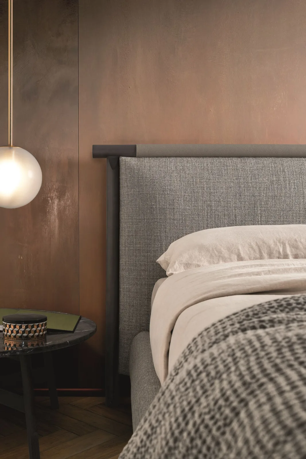 Кровать Varenna с прямым изголовьем на ножках на заказ, фото 2